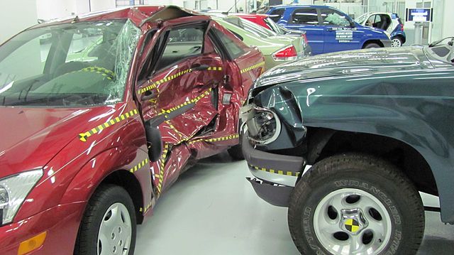 640px-Ford_Focus_versus_Ford_Explorer_crash_test_IIHS