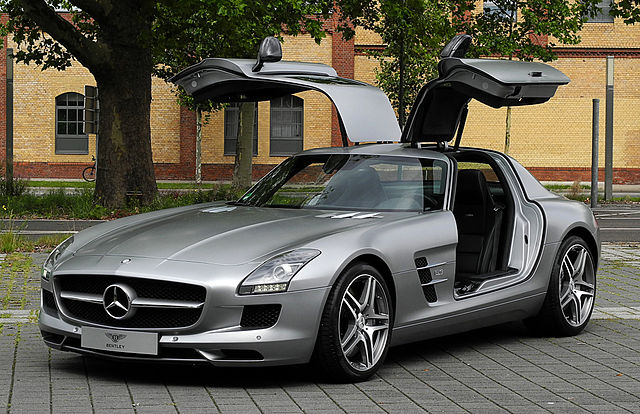 640px-Mercedes-Benz_SLS_AMG_(C_197)_–_Frontansicht_geöffnet,_10._August_2011,_Düsseldorf