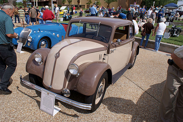 Mercedes_130H_1935_LSideFront_LakeMirrorClassic_17Oct09_(14414147387)