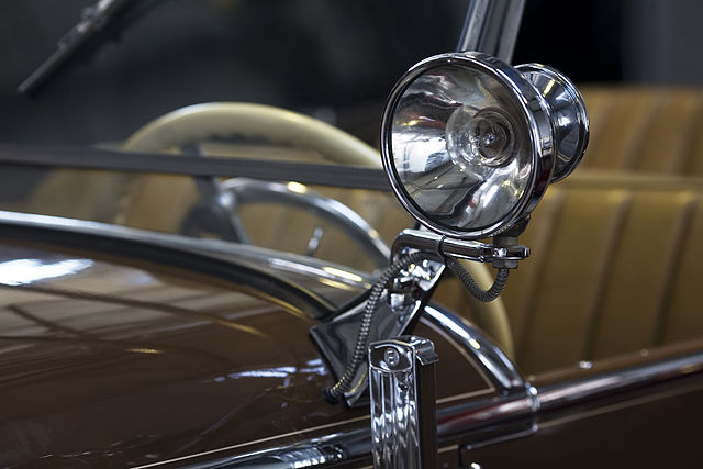 640px-Mercedes_Benz_370_'Mannheim'_sportcabriolet_1932_headlight_-_1382