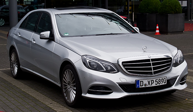 Mercedes-Benz_E_220_CDI_Elegance_(W_212,_Facelift)_–_Frontansicht,_30._August_2014,_Düsseldorf